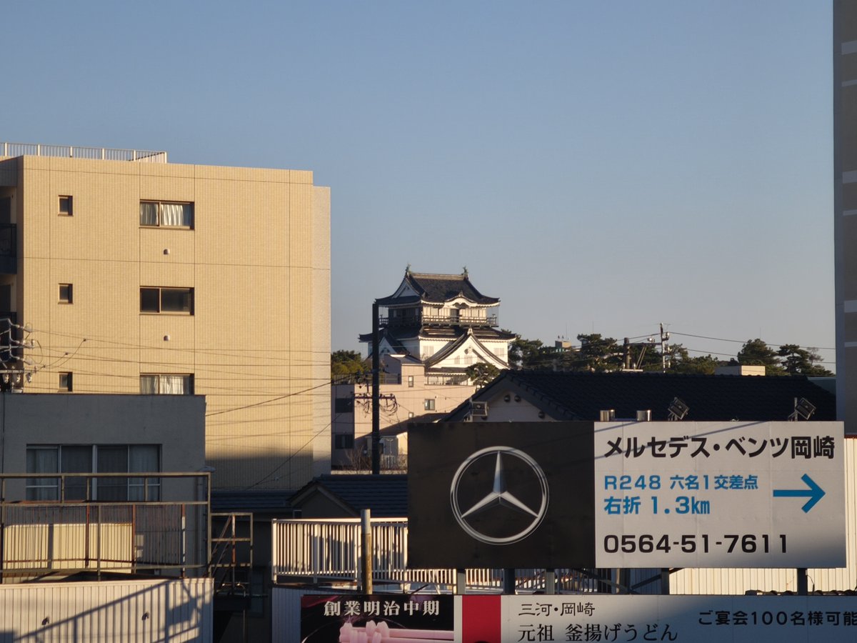 すごさやありがたみが全く感じられない構図の岡崎城。軽く一時間くらい近所を走るかーと思ってたら片道一時間走って岡崎まで行ってしまった。昔散々走った道も20～30年ぶりとなるとどの道がどこに繋がってるか全然わからなくなる。