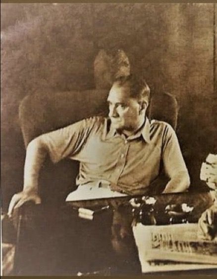 Atatürk der ki; “Görevim bitmemiştir,
bitmeyecektir, ben toprak olduktan sonra da görevim devam edecektir.”
Ve Atatürk der ki; “Benim naçiz vücudum bir gün elbet toprak olacaktır, fakat Türkiye Cumhuriyeti ilelebet payidar kalacaktır.”
-Savaşın Ustası Barışın Efendisi… Tarihin