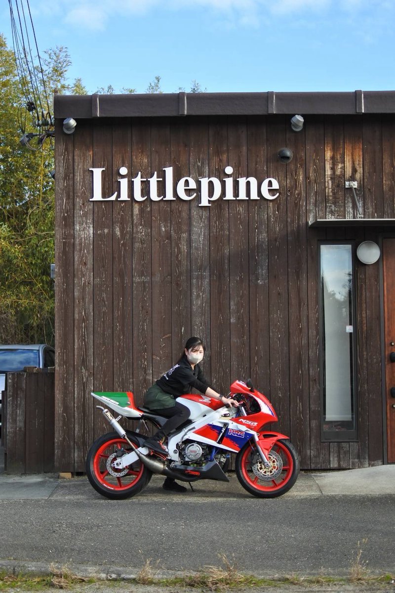 cafelittlepine's tweet photo. こんばんは♪
本日も沢山のご来店ありがとうございました✨
今日も遠方からのご来店
常連さん、お顔見たいなぁ…
っ思ってたお久しぶりなお客様☺️
お顔見れて嬉しかったです✨
いよいよ、明日…
cafe littlepineは閉店致します。
約10年間…たくさんのお客様に
ご来店頂きました。
最後まで笑顔で頑張ります🤗
9時オープンでラストは18時クローズです‼️
いつもより1時間延長です🤭
沢山の方にお越し頂きたいので
お席の譲り合い、ご協力お願い致します🙇‍♀️
お客様のバイク跨りお写真も
遠慮なくお声掛け下さい♪
お車🚗の方は隣りに
バイク🛵はリトパ駐車場でお願いしますね
明日も元気にオープンです🤗
あと、ファイナルTシャツは
明日30日が締め切りです
ご購入ご希望の方は
メッセージから
サイズ枚数、送り先を
送ってくださいね‼️
