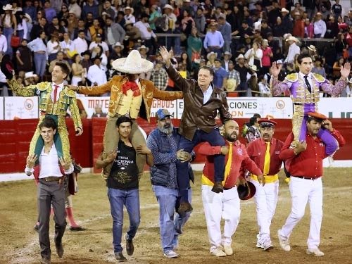 Tlaltenango (Zacatecas) MEX Plaza José Julián Llaguno, Toros de El Siete, 3° de vuelta y 2° y 5° arrastre lento para el rejoneador Emiliano Gamero @corselman 2orejas y 2yrabo, <a href="/LuisIgnacioEI/">Luis Ignacio E. I.</a> Escobedo ovación y 2orejas y <a href="/FerminArmillita/">Fermin Armillita</a> 2yrabo y oreja, foto CT <a href="/portaltaurino/">Portal Taurino</a>
