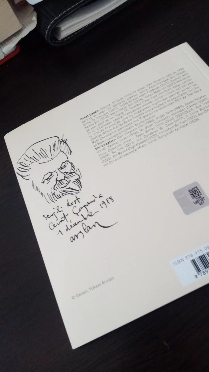 Sevgili Cevat Çapan hocam, son kitabını nezaket göstermiş, imzalamış göndermiş... 🥰🥰🥰Yeni yılın en güzel hediyesi, var olun şiirimizin koca çınarı, şiiriniz hiç bitmesin... 🙏🥰🙏