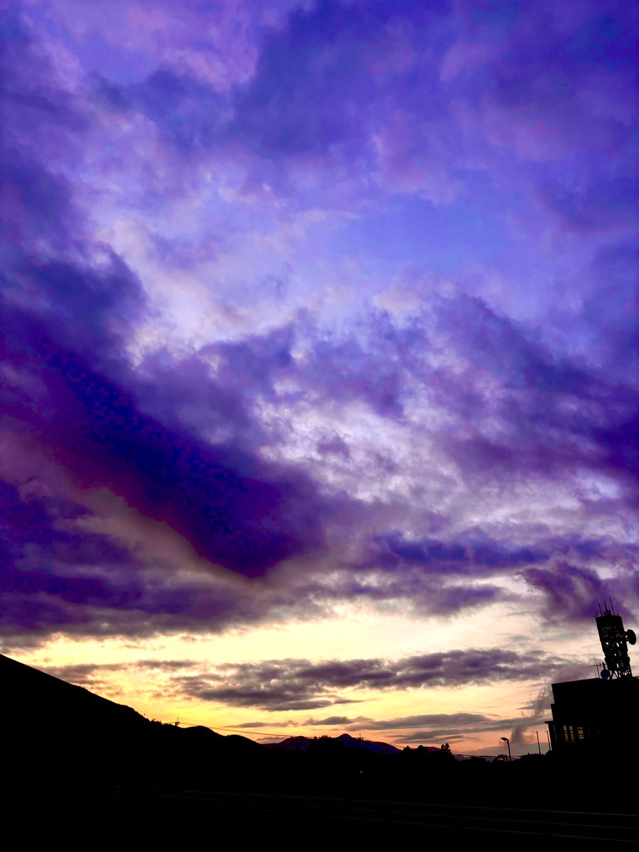 Morzat_Chopin's tweet photo. 空♡大掃除…終わらんかった😂また明日頑張りましょ💪
#空 #イマソラ #冬空 #夕空 #雲 #空色 #綺麗 #自然 #冬休み #sky #skylover #winter #sunset #cloud #skycolor #beautiful #nature #holiday https://t.co/zdxDbEWTV3