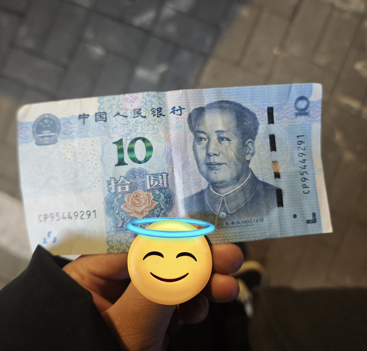 骑自行车骑着骑着结合最近的事情非常想死
看着路边的树枝，有一根树枝长得特别张扬，脑补的是树枝如果扎进喉咙会是什么样的体验
想着那干脆买张刮刮乐，只要中了就说明老天奶也不想让我死

中了
老天奶也不想让我死