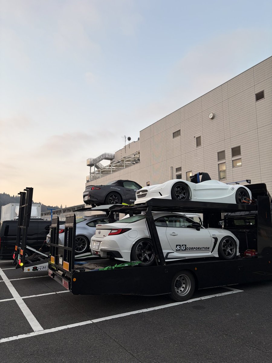本日は岡国でサーキット納めでした！

VITA初めての方にレンタルして頂き、また乗ってみたいと、
楽しんで頂けたみたいで良かったです^ ^

前日の忘年会から今日までSimGoyaの皆さんとZENKAI Racing社長と楽しい時間でした！
菅田さんありがとうございました😊

来年も皆様よろしくお願いいたします🙇