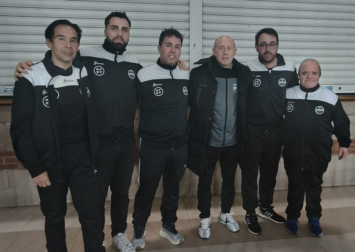 EntrenadoRffm's tweet photo. Una representación del alumnado del curso Nacional 🅱️ de Fútbol Sala junto a la tutora @rmondoruza avanzó en su formación asistiendo al @InterMovistar 🆚 @peniscolafs de 1ª @FutSalRFEF. 

Agradecemos a Movistar Inter su hospitalidad, y a @santi_valla su cercanía tras el partido. https://t.co/4opWsFjw1d