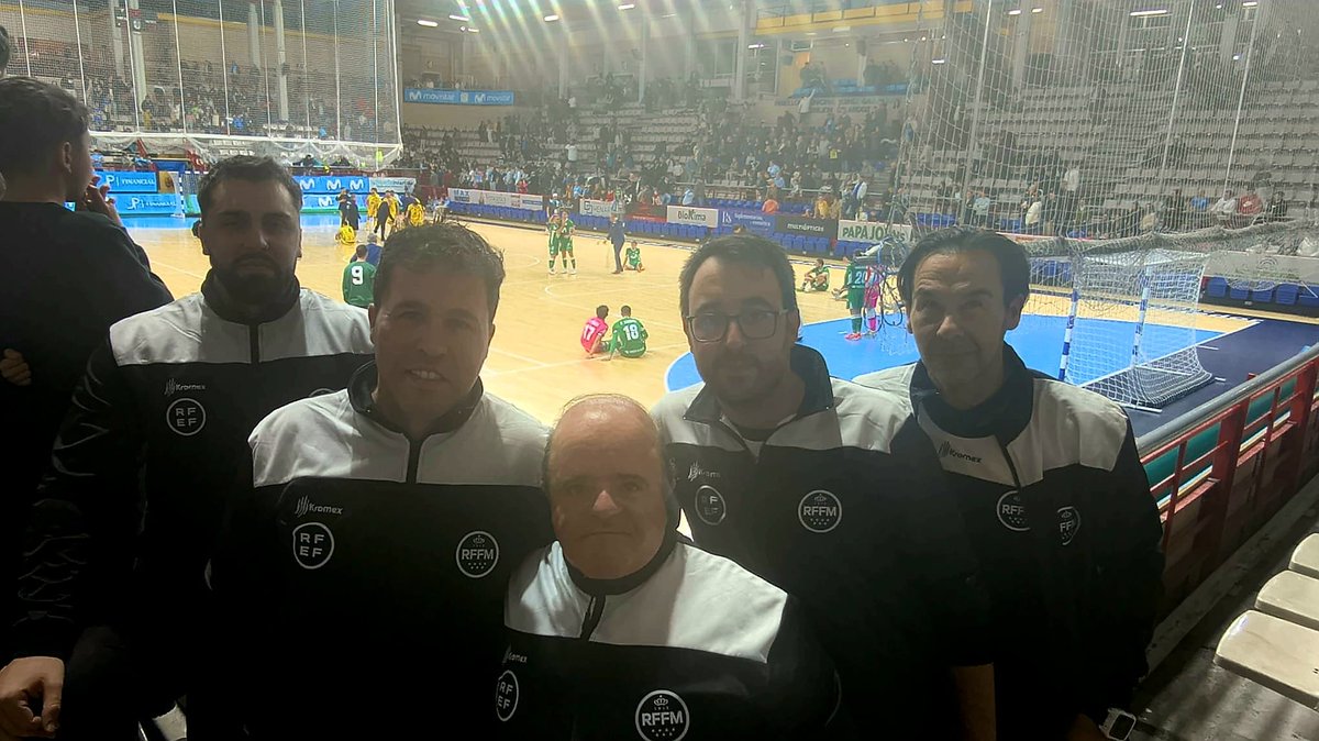 EntrenadoRffm's tweet photo. Una representación del alumnado del curso Nacional 🅱️ de Fútbol Sala junto a la tutora @rmondoruza avanzó en su formación asistiendo al @InterMovistar 🆚 @peniscolafs de 1ª @FutSalRFEF. 

Agradecemos a Movistar Inter su hospitalidad, y a @santi_valla su cercanía tras el partido. https://t.co/4opWsFjw1d