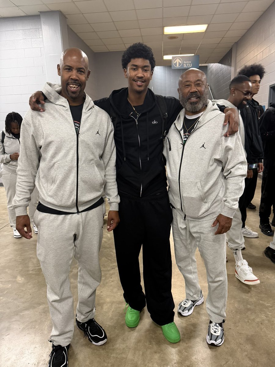 ShirleyCrowe6's tweet photo. 💖Proud of my guys - Three Generations - Father, Son, Grandson - following first night win at the 🏀King Cotton Holiday Classic Basketball Tournament in Pine Bluff, AR #celebratefamily https://t.co/rMadc4TAkH