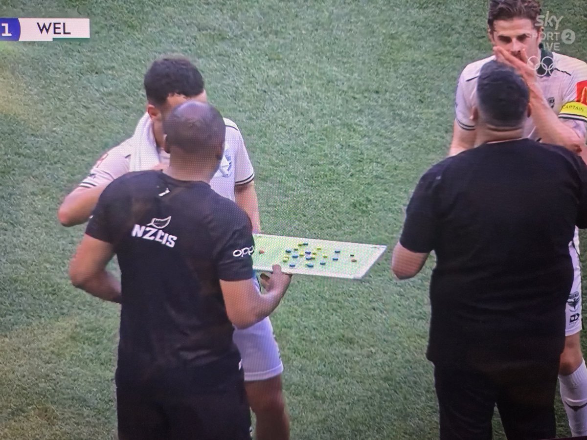DonChiefy's tweet photo. 5-1 down and we've got the tactics board out, good job lads 👏 https://t.co/6qhy7QRXbY