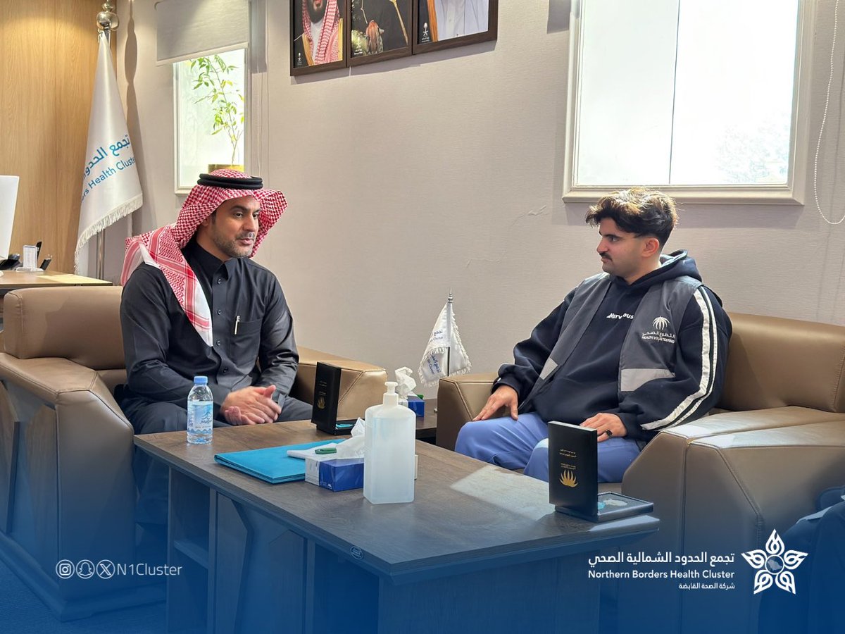 n1cluster's tweet photo. الرئيس التنفيذي لـ #تجمع_الحدود_الشمالية_الصحي
يلتقي المتطوعين الحاصلين على وسام #التطوع_الصحي لموسم حج 1446 ،  
مُثمنًا جهودهم الوطنية ومشاركتهم الفاعلة في خدمة ضيوف الرحمن،  
ومؤكدًا أن التطوع ركيزة أساسية في تعزيز العمل الصحي المجتمعي وتحقيق مستهدفات رؤية المملكة 2030 في #التحول_الصحي .
@H_Volunteering