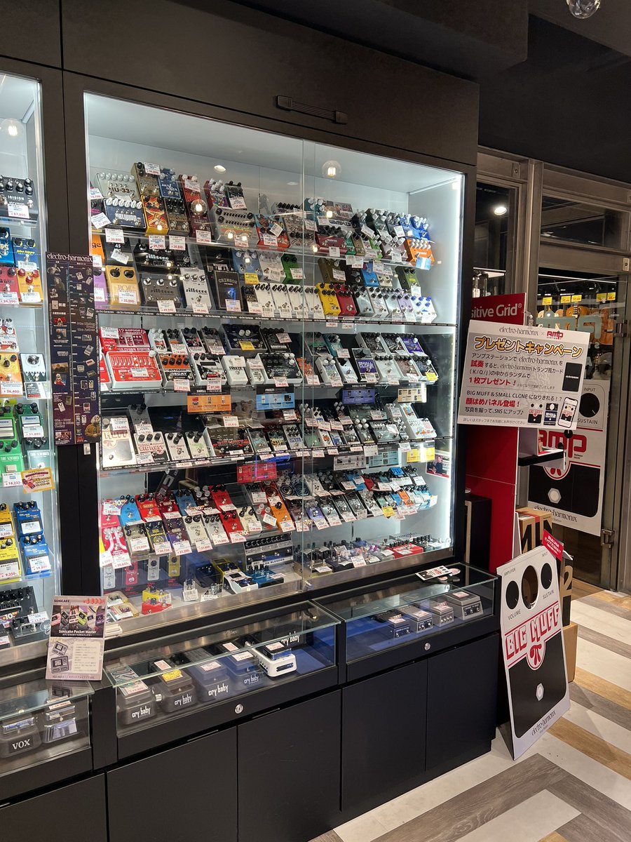 wpp_ikebe's tweet photo. 🔥ついに始まりました🔥
#electroharmonix ✖️ Amp STATION
プレゼントキャンペーン🤘
アンプステーションで
EHX商品をご試奏いただくと、
EHXトランプ風カードをプレゼント🎁
#BIGMUFF & #SMALLCLONE になれる!?
顔はめパネルも登場!
是非、撮ってSNSでアップしよう🫵 https://t.co/l0HrR6UVYT