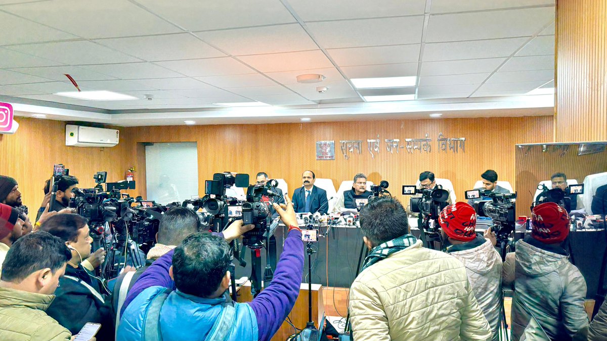 आज शिक्षा विभाग द्वारा विभाग के वरिष्ठ पदाधिकारियों की उपस्थिति में प्रेस वार्ता आयोजित की गई। माननीय मुख्यमंत्री जी के मार्गदर्शन में शिक्षा विभाग द्वारा संचालित प्रमुख पहलों, उपलब्धियों तथा भावी कार्ययोजनाओं पर विस्तार से प्रकाश डाला गया। इस अवसर पर प्रेस बंधुओं द्वारा उठाए गए