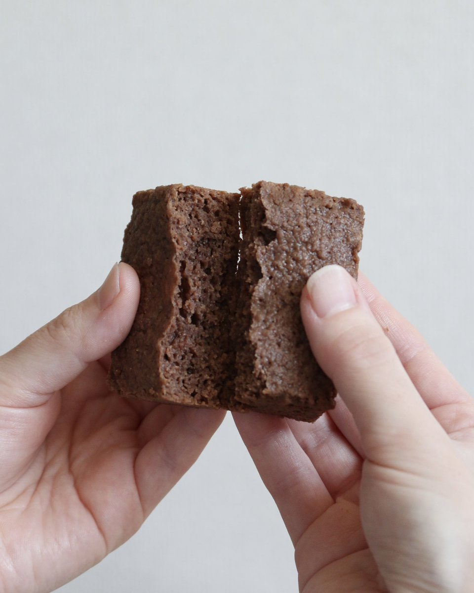 すっと消えていくような食感のスコーンを作りたい想いは3年前から始まりました。

試作の中でヒントになったのが、両口屋是清様との商品開発の経験です。その製法を生スコーンに応用し、約1年試作を重ねました。

スコーンなのに、まるで“生”のような食感。ぜひ一度、味わっていただけたら嬉しいです！