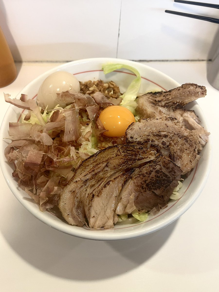 昨日はハイパーファットン納め
塩汁なし+豚１枚+味玉
今年はかなりお世話になりました！
冷や汁ラーメンは今年食べた全ラーメンのNo. 1です！！