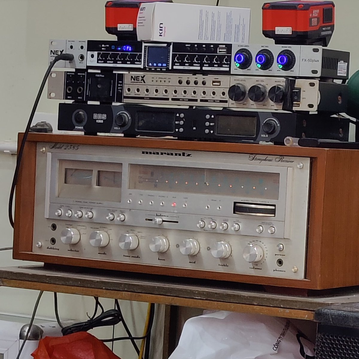 As a semi stereo nerd, this is a beast to have at a roadside cafe near Hang Múa.