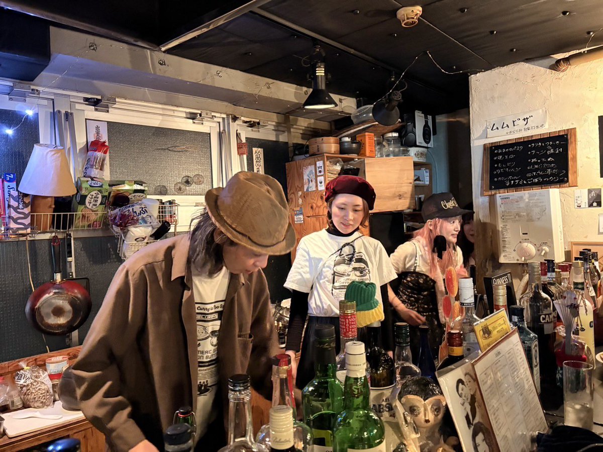 MusicBar♪ムムリック・マーフィー12/29(月)本日通常営業でございます。
昨夜もありがとうございました！
今年もあと3日だ、よしよし。
一昨年ヘルプしてくれた方々ありがとう、マジで助かりましたw
今日もお待ちしてます！

カレーズフォトby岩佐先生

#下北沢
#音楽バー