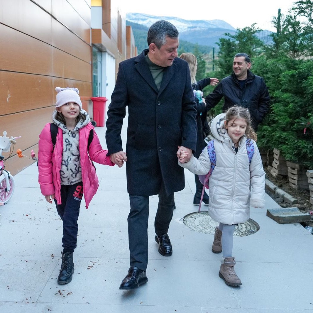 Sen ne kadar güzel ne vefalı insansın be! 
İyi ki sen Sayın Genel Başkanım…

<a href="/eczozgurozel/">Özgür Özel</a> ❤️