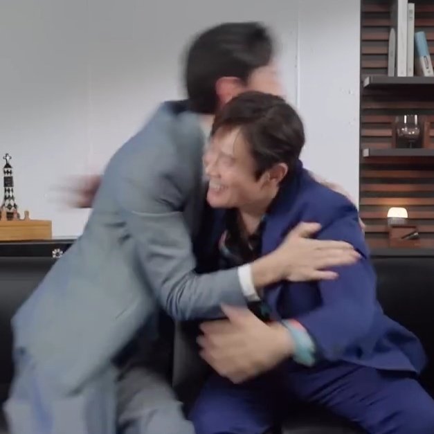 thepinkm0tel's tweet photo. IM GOING FERAL THE WAY THEY JUMPED IN EACH OTHER'S ARMS THOSE ARE MY PARENTS https://t.co/q3mxyxc3Tq