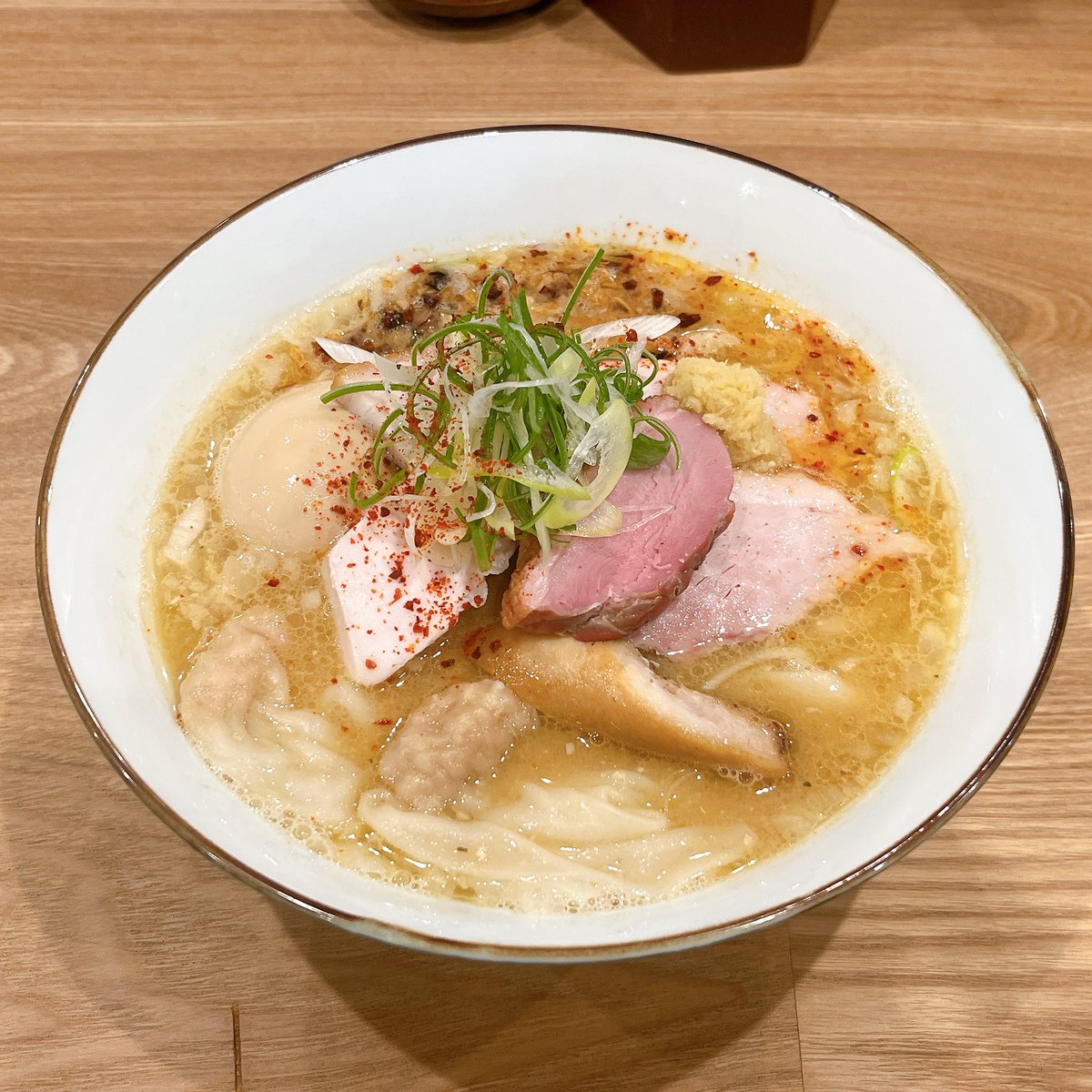 らぁめん鴇
限定 特製味噌(生姜あり)

年内最終日、味噌で鴇納め

優しいけどコクがある味噌を手揉み麺で〜美味しい😋
特製にすると豪華でお腹パンパンで幸せ♡

駅から歩いたら汗かいて、生姜でポカポカして更に汗かく😂

来年もよろしくお願いします

ごちそうさまでした🍜🙏