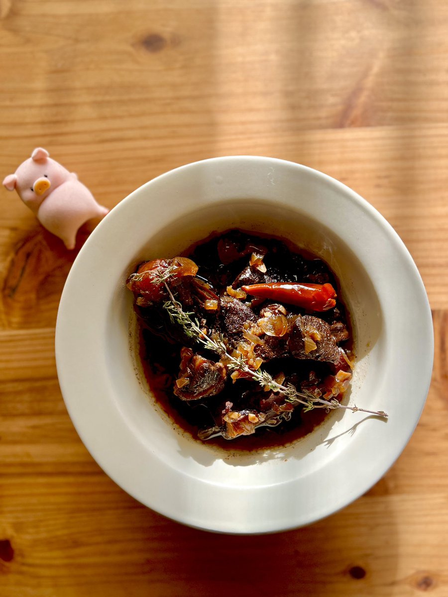 worst_hog's tweet photo. 【ペッパーポット】

12/29は
ペッパーポットの日.ᐟ

ガイアナの料理で、
柔らかな甘さとほろ苦さ、酸味が美味しくて
ホロホロの牛肉が特徴です🐖 https://t.co/1YSN3m6W5F