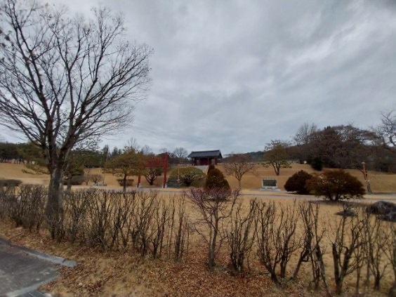 겨울의 정적 속에서 의미를 되새기는 만인의총