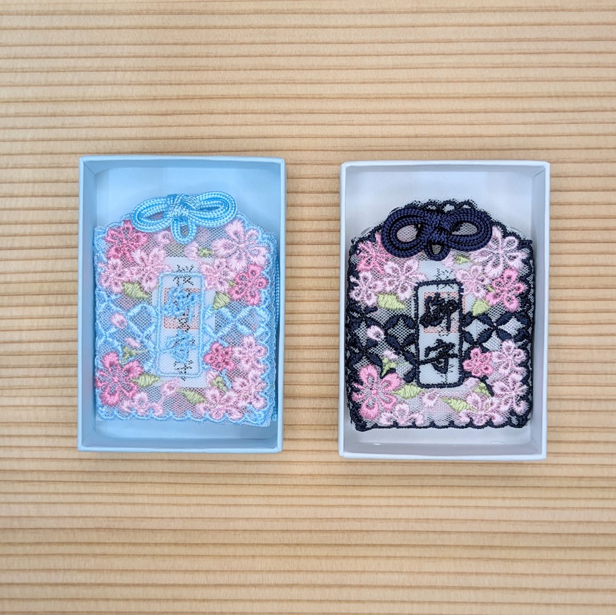 新しいレースお守りのご案内です✨️
令和8年1月1日より、従来のレースお守りに加え、新たに空色と紺色の2種類の頒布を開始いたします🌸
お初穂料は各1500円です。
なお、当宮の授与品につきましては、すべてお一人様4体を上限とさせていただきます。
皆様のご参拝をお待ちしております。