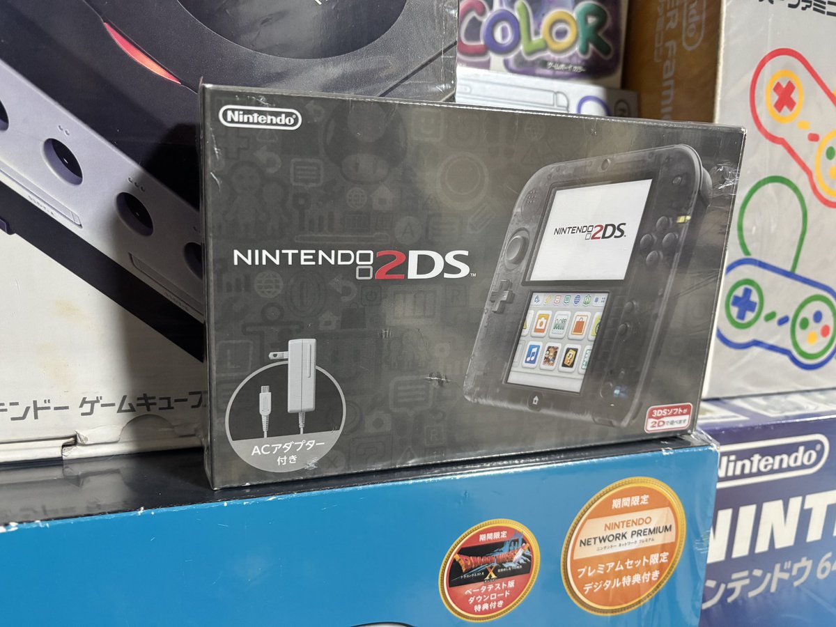 gen1_game's tweet image. また高騰しつつある2DSを購入。
前所有者は大切に使っていたようで
液晶フィルムありの傷なし超美品✨

ブックオフ　16,000円

PSポータルの壊れたスティックを
アリエクで注文したところ
この時期は配送トラブルが多いらしく
案の定、配達できませんでしたの文字。
年内の修理は無理かな😔

#2DS