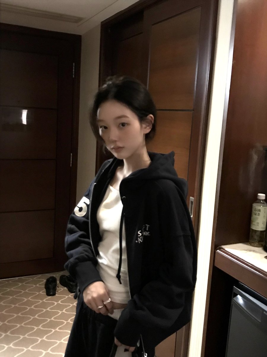 클리시어 집업 안에 입은 이너는 기모나시 입니다!!! 겁나 부들부들하고 부유방 싸악 가려져서 언니꺼 뺏어입었음 ㅎㅎ

moselle.store/product/square…