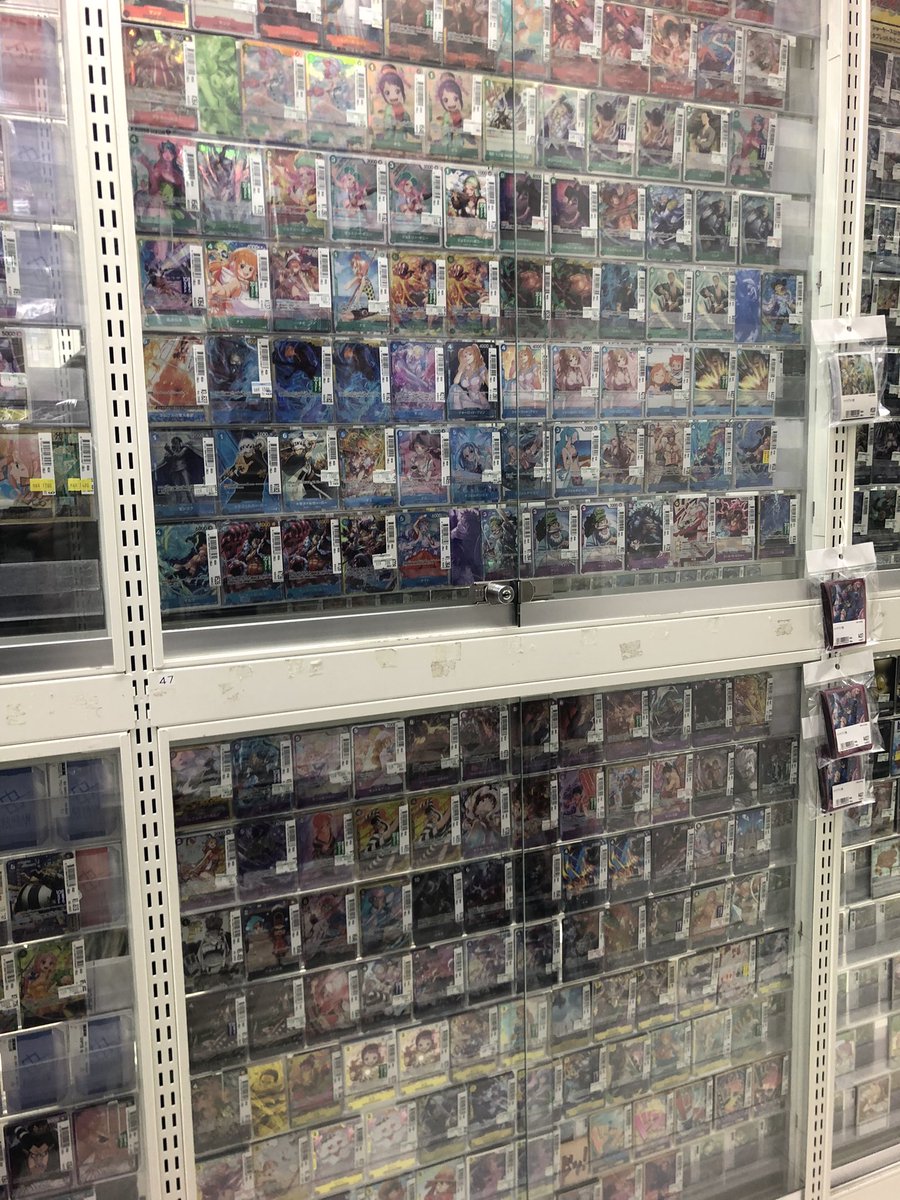 ワンピースカード ショーケース補充させていただきました！ お探しの