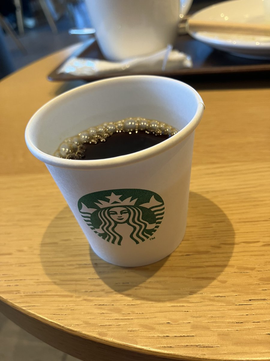 IrinaWayne59's tweet photo. スタバ行ったら新作の試飲もらえて、
その後家族連れが来たから席詰めてあげたら、お店の人から感謝のミニコーヒーももらった🙌 https://t.co/hu4Ne6Prth