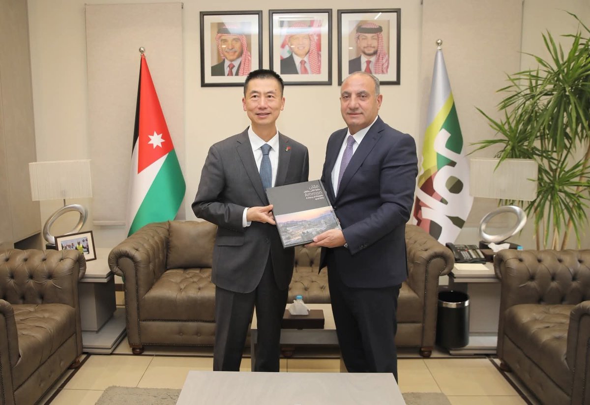 الشواربة يلتقي السفير الصيني ويبحث معه سبل تعزيز التعاون.
التقى رئيس لجنة أمانة عمّان الكبرى الدكتور يوسف الشواربة في مكتبه اليوم الاثنين سفير جمهورية الصين الشعبية لدى المملكة الأردنية الهاشمية  قوه وي وبحث معه سبل تعزيز التعاون والعمل المشترك.
للتفاصيل:
2u.pw/M8dlB0