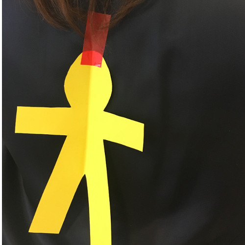 Muy divertido ayer <a href="/AlineCopine/">Aline copine</a>! Fuiste tú quién animaste a los niños a llenarme la puerta de hombrecitos de papel por el día de los santos inocentes?
No encontraba ni la cerradura para abrir mi puerta!
Pensé llamarte a las 2 de la mañana para que me dejaras dormir en tu sofá :P