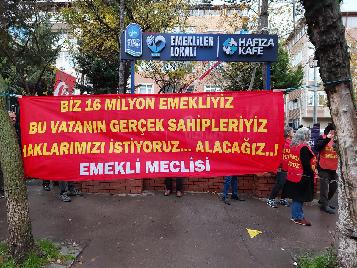 IsciDevrimci's tweet photo. Emekli Meclisi, Emekli Kürsüsü Kurmaya Devam Ediyor!
Nurtepe Mahallesi'nde açılan Emekli Lokali önünde gerçekleşen çalışmada şiirler okundu, emeklilere ve halka yönelik çağrı ajitasyonları çekildi!+1
@HalkOkulu2 @HalknSesi20261 @halkingucutv2_ @harikaradyo1 @diskinsesi https://t.co/D1v9fgVGJq