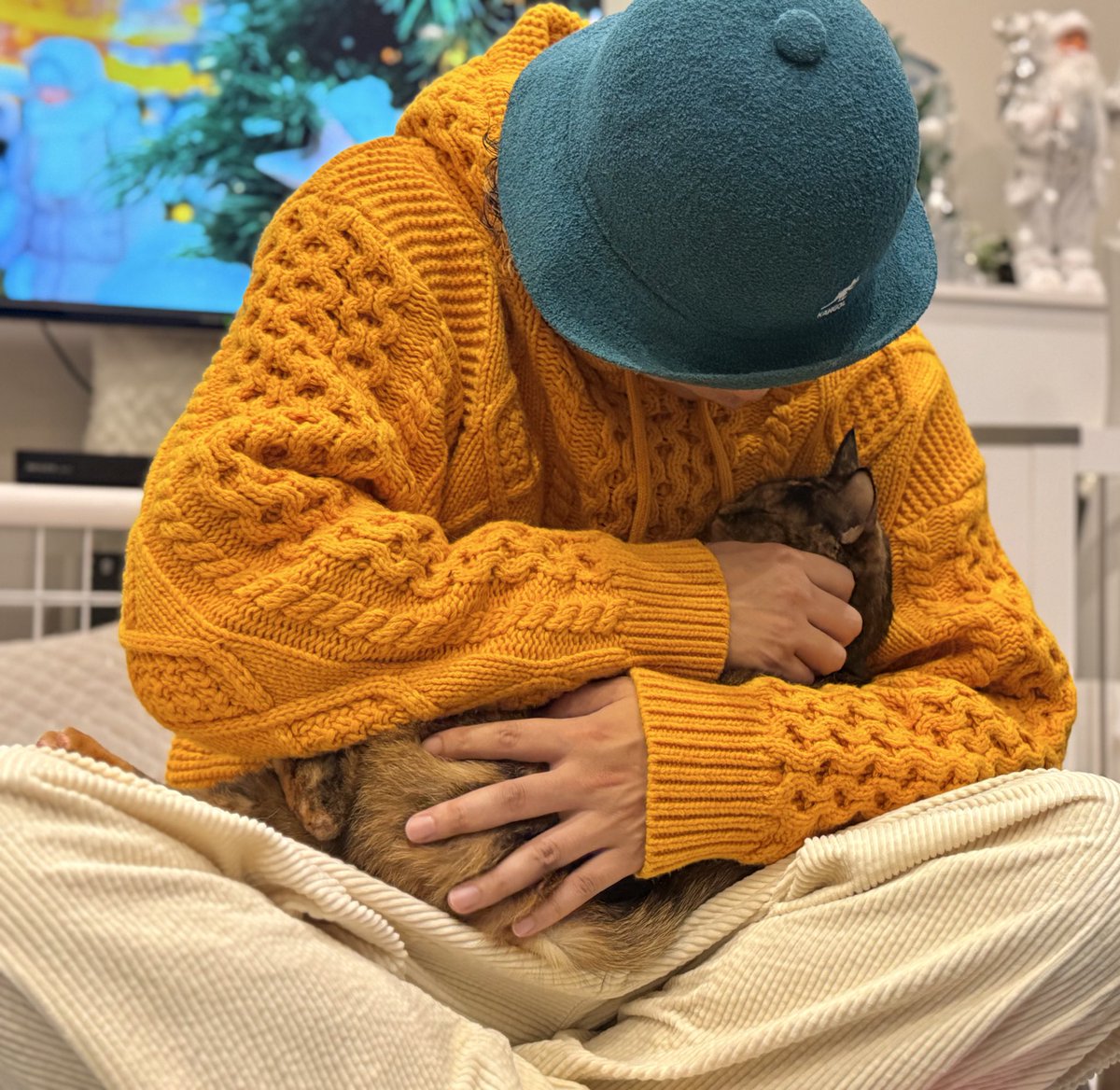 hogoya0310's tweet photo. こんばんは✨
なんとなんと！！
今月は宮崎出身の有名ラッパー
GADOROさんがいのちのはうす保護家に
遊びに来てくださいました🥳

可愛い猫たちに囲まれて
楽しそうに過ごされてました🐈

サインもありがとうございます✍️
大切に飾らせていただきます！！

@GADORO1next 
@four_mud_arrows https://t.co/ygPZXhJ8Ms