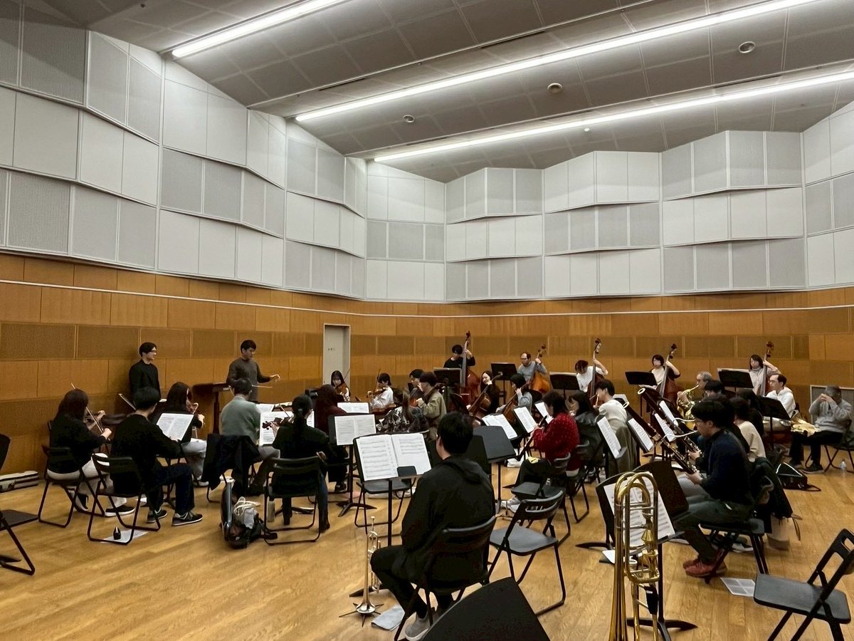 Glanzphil's tweet photo. 2025年も残り3日となりました…
12月前半の練習ではプロ指揮者の千夜承安(チヤ・エイモス)さんにお越しいただきました！チヤさんのアドバイスで演奏がガラッと変わっていきます✨ より明確なイメージを持って演奏できました！
このイメージを忘れず、より良い演奏を目指して練習していきます🎶 https://t.co/t2A1hKpv8E