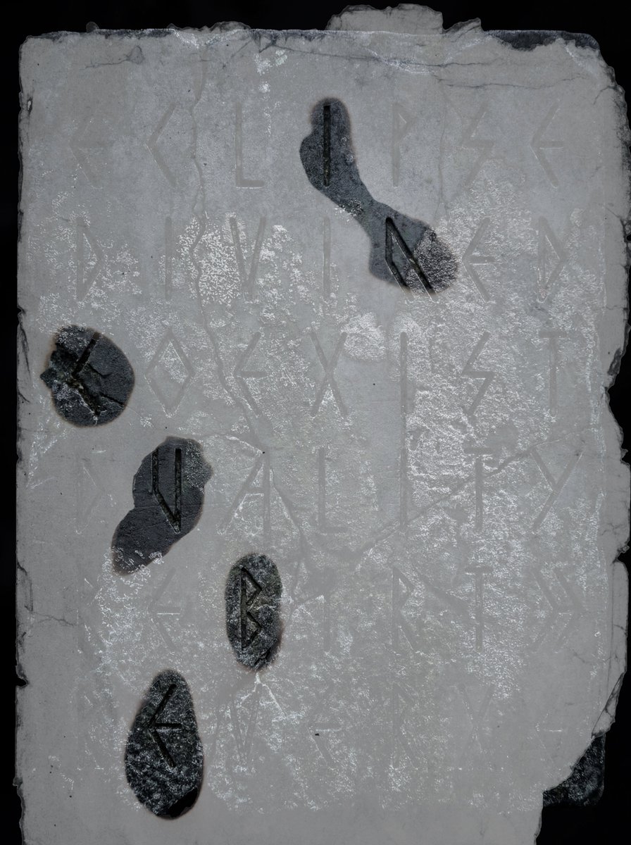 noirelights's tweet image. waittttt i think i found a clue??? overlayed the burned paper and stone tablet and it formed the words “IN CUBE”

is exo trapped in a cube? is thay why they forgot their powers???