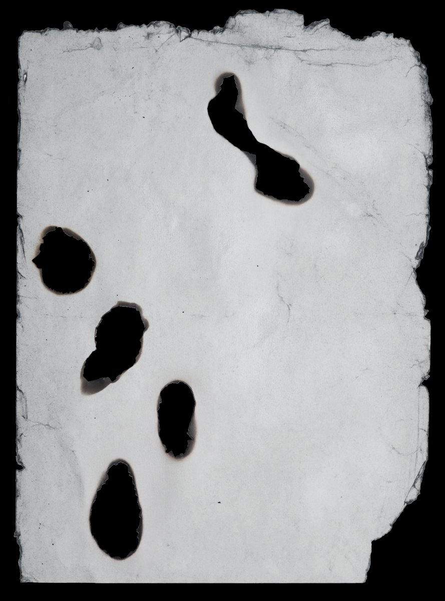 noirelights's tweet image. waittttt i think i found a clue??? overlayed the burned paper and stone tablet and it formed the words “IN CUBE”

is exo trapped in a cube? is thay why they forgot their powers???