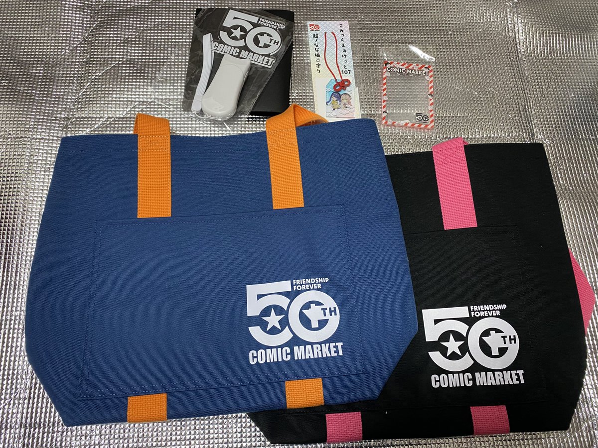 前日販売分で売り切れる前に無事コミケ50周年トートバッグ、あとペン