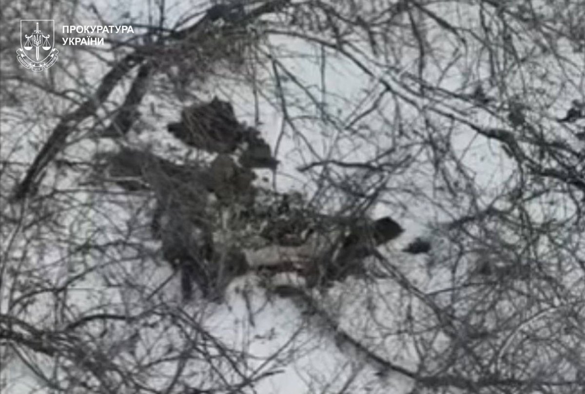 NOELreports's tweet image. Russian forces executed two unarmed Ukrainian POWs in Pokrovskyi district, Donetsk region, on Dec. 27. After capturing them in Shakhove, occupiers forced one soldier to partially undress before shooting both. They then stripped the second body. Ukraine’s Prosecutor General has…