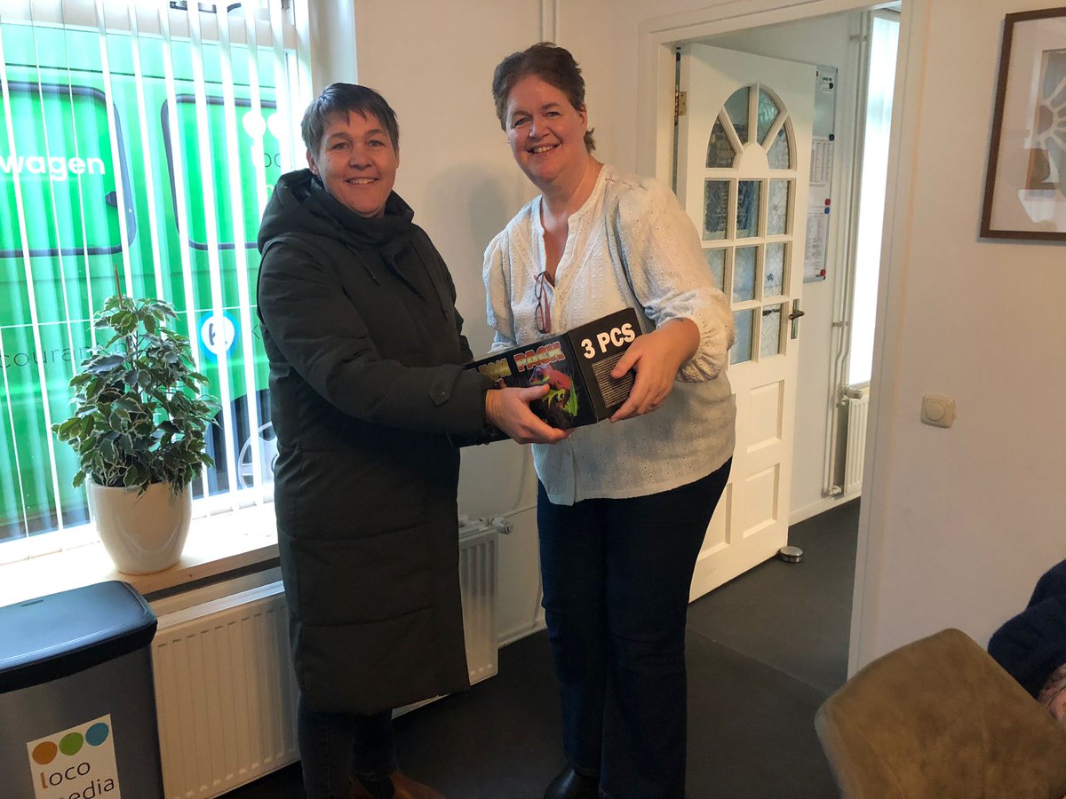 LocoFM's tweet image. Mathilde Kragt kwam.vanmorgen haar vuurwerkprijs afhalen, die ze afgelopen zaterdag won. Gerjan van 't Hul won vanmorgen een waardebon