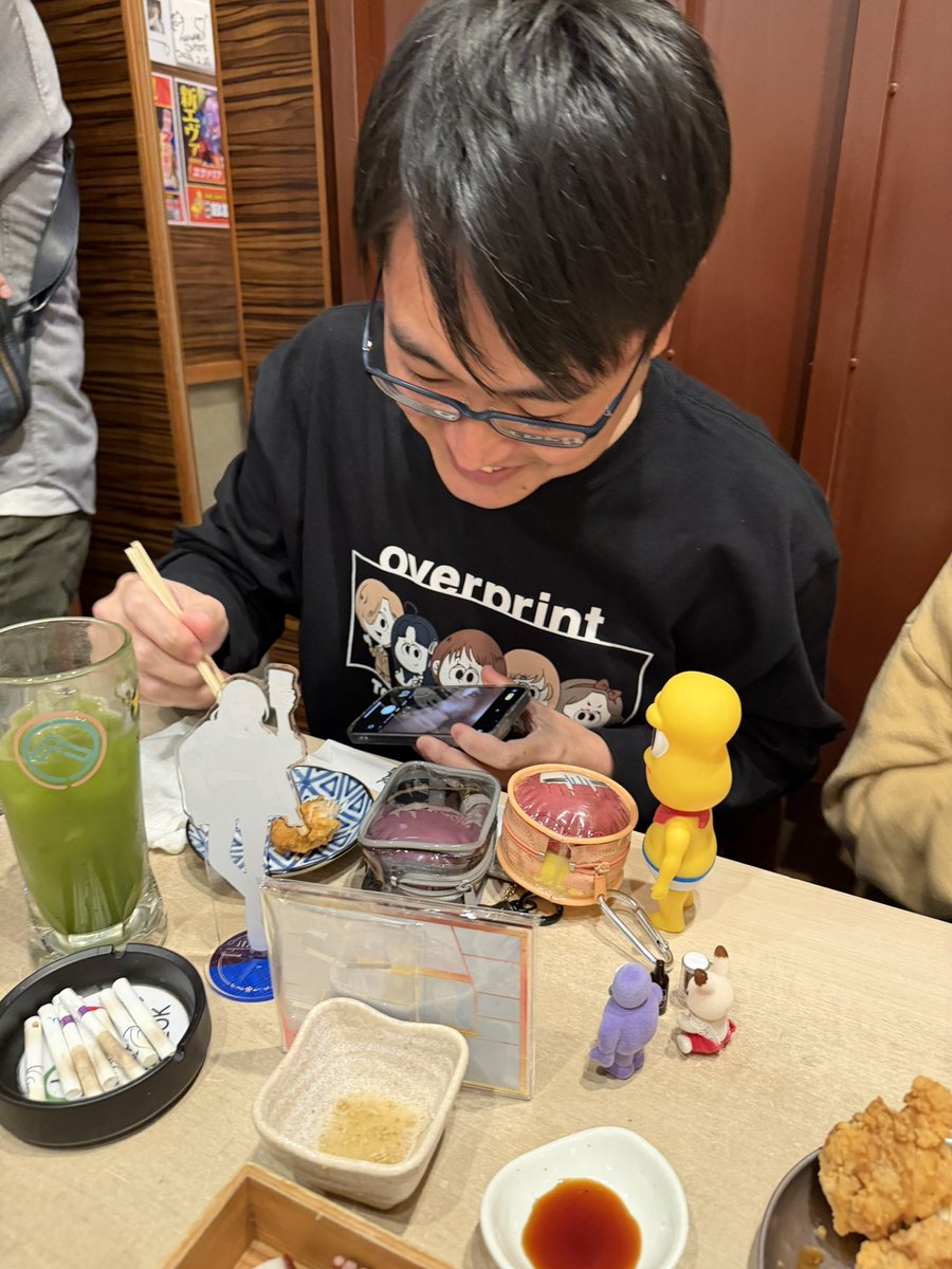 お人形とお酒飲んで楽しいね