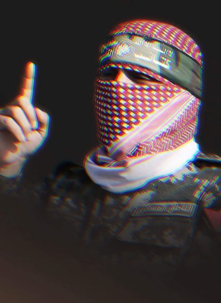 "نحنُ نعمل بإرادة الله وعلى عينِه، يُخلِّفُ القائد قادة، والجنديُّ عشرة، والشهيدُ ألفَ مقاوِم، فهذهِ الأرض تُنبِتُ المقاومين كما تُنبِتُ الزيتون."

الملثم أبو عبيدة
الناطق العسكري باسم كتائب القسام
#ابو_عبيدة #المقاومة_الفلسطينية