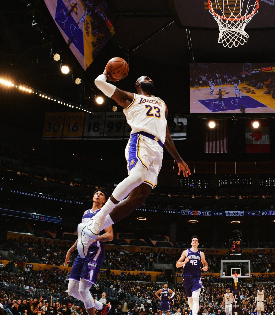 THIS LEBRON PHOTO IS TOO GOATED 🐐