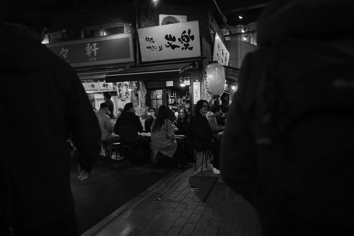 zauber2011's tweet photo. Are you watching them—or are you already part of the scene?
#StreetPhotography
#UrbanNight
#TokyoStreets
#LifeBetweenMoments
#MonochromeCity
#FramedReality
#PassingBy
#HumanTemperature https://t.co/nr0IywStZq