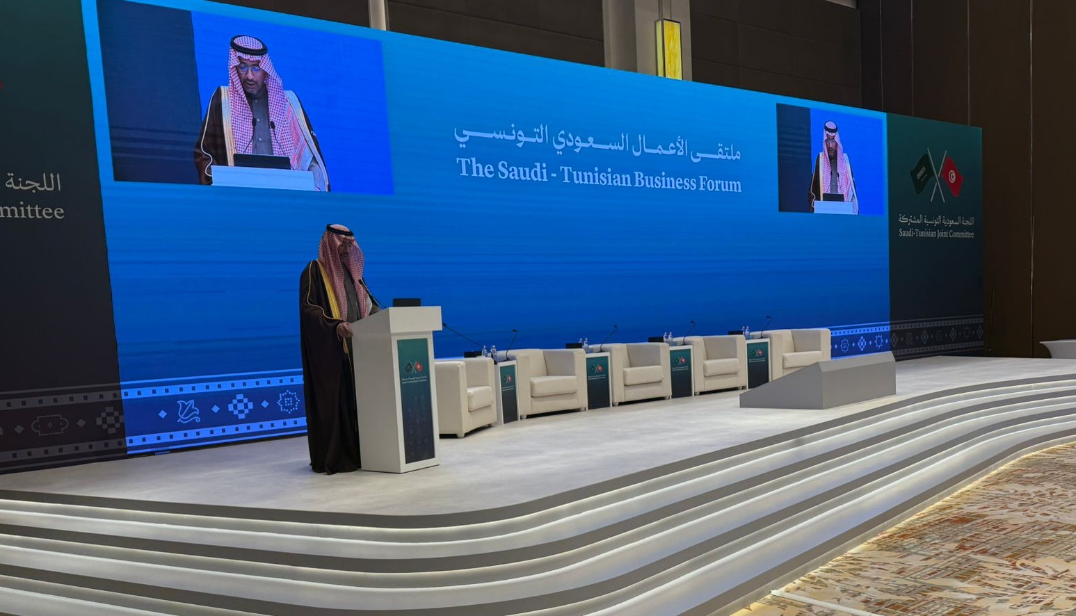 ملتقى الأعمال السعودي التونسي يبحث تعزيز التعاون الاقتصادي والاستثماري بين البلدين والتواصل بين القطاعين العام والخاص وتحويل التحديات إلى فرص. وزير الصناعة والثروة المعدنية السعودي بندر الخريف: التبادل التجاري الثنائي بلغ 1.12 مليار ريال العام الماضي مقابل 820 مليونا في 2020. وزير الاقتصاد والتخطيط التونسي سمير عبدالحفيظ: 500 مؤسسة سعودية تعمل في تونس وحجم استثمارات المملكة 375 مليون دولار. mr_a_alrougui 