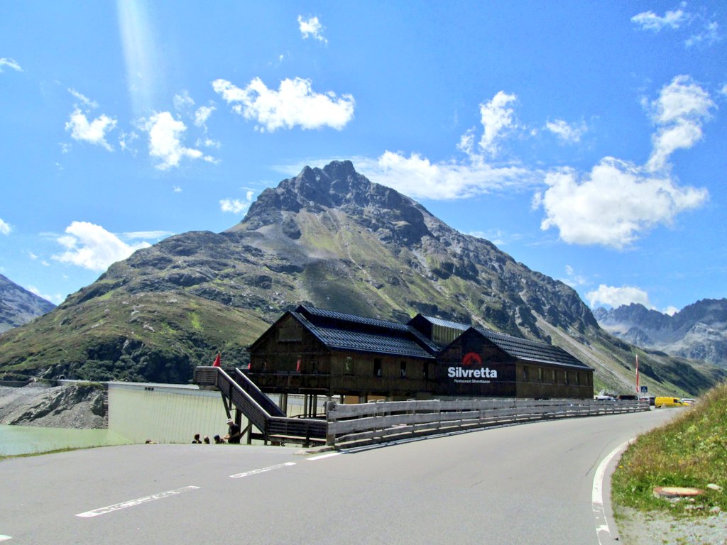 🆕♥️Última entrada en el bloc del año.
El espectacular ascenso a Bielerhöhe🇦🇹,a través de la vía Silvrettalpenstrasse desde Landeck.
📍49k al 3% y 14000m de desnivel.
1001puertos.com/2025/12/ascens…