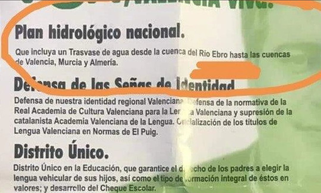 Aragofilia's tweet photo. Aragoneses del campo votando a VOX que quiere vaciarnos el Ebro por el desagüe. Mucha banderita y mucho pecho palomo, pero al final regando los sembrados con saliva. Un plan sin fisuras. 🚜🤡💧 https://t.co/ydk23ELq73
