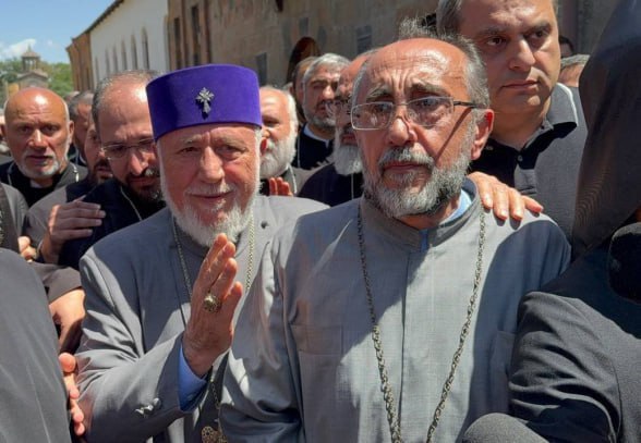 KarinaKarapety8's tweet image. Catholicos of All Armenians Karekin II visited the head of the Shirak Diocese, Archbishop Mikael Ajapahian in the hospital today. 
Earlier, Ajapahian (sentenced to 2 years in prison by the 🇦🇲authorities) underwent surgery.
#Armenia #ArmenianChurch #repression #Christians #Church