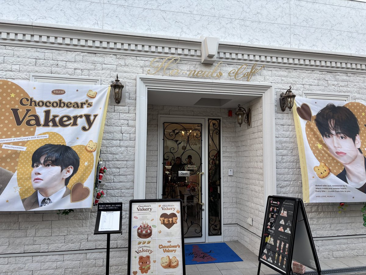 maruchan625's tweet photo. 大阪鶴橋
Ha-neul Cafe(ハヌルカフェ)さん
テテセ��イルカフェ、素敵な写で今年一年幸せでいっぱいになりました！
@_nuna_v
@_nuna_v_jp
#テテセンイル
#v
#뷔 https://t.co/x4L9f1zxJF