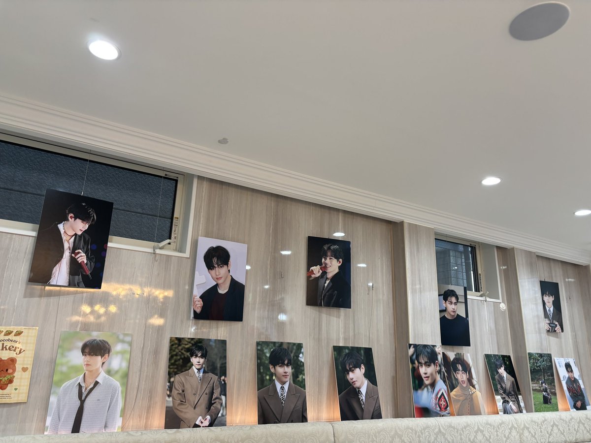 maruchan625's tweet photo. 大阪鶴橋
Ha-neul Cafe(ハヌルカフェ)さん
テテセ��イルカフェ、素敵な写で今年一年幸せでいっぱいになりました！
@_nuna_v
@_nuna_v_jp
#テテセンイル
#v
#뷔 https://t.co/x4L9f1zxJF
