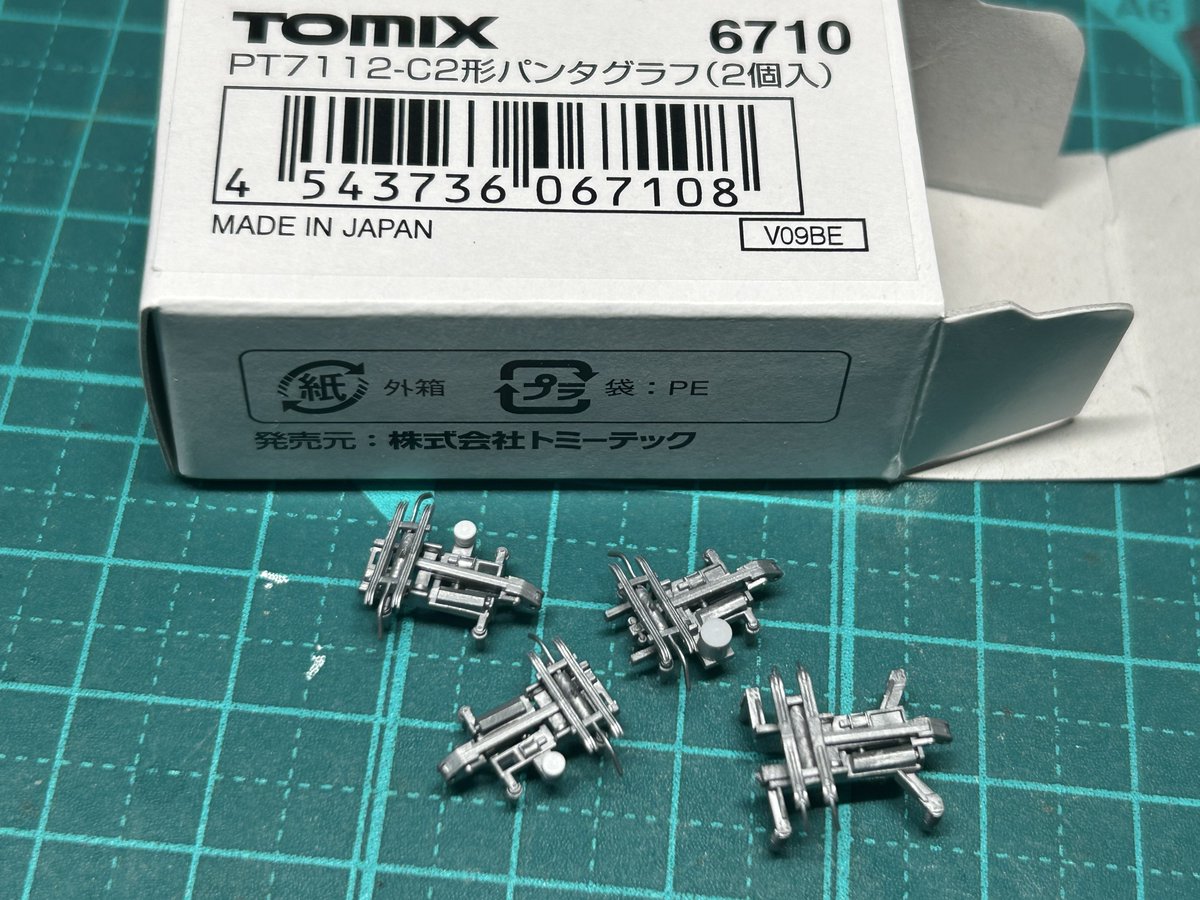 e231_peld_y's tweet photo. KATO東京メトロ半蔵門線18000系、パンタグラフ交換。

プロポーションの良いTOMIX製に。
台枠はスペーシアX用PT7112-C2(6710)アームスリ板はFPS5B(0264)、避雷器はPT-7113-D(0246)のものを接着。ホーンは実物に倣って曲げ直し。

実物見たら東武電車のPT71の方が似てるのでこれでいってみた。 https://t.co/P816pL9zE0